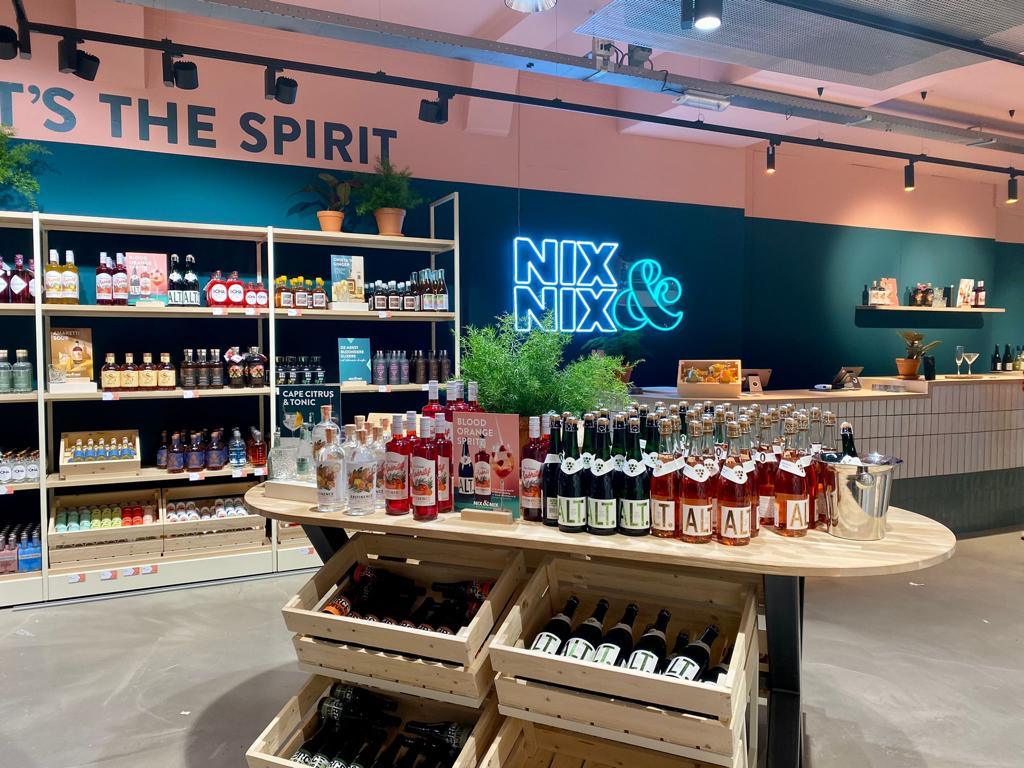 Interieur van World of NIX winkel met alcoholvrije wijnen, spirits en sparkling teas | World of NIX