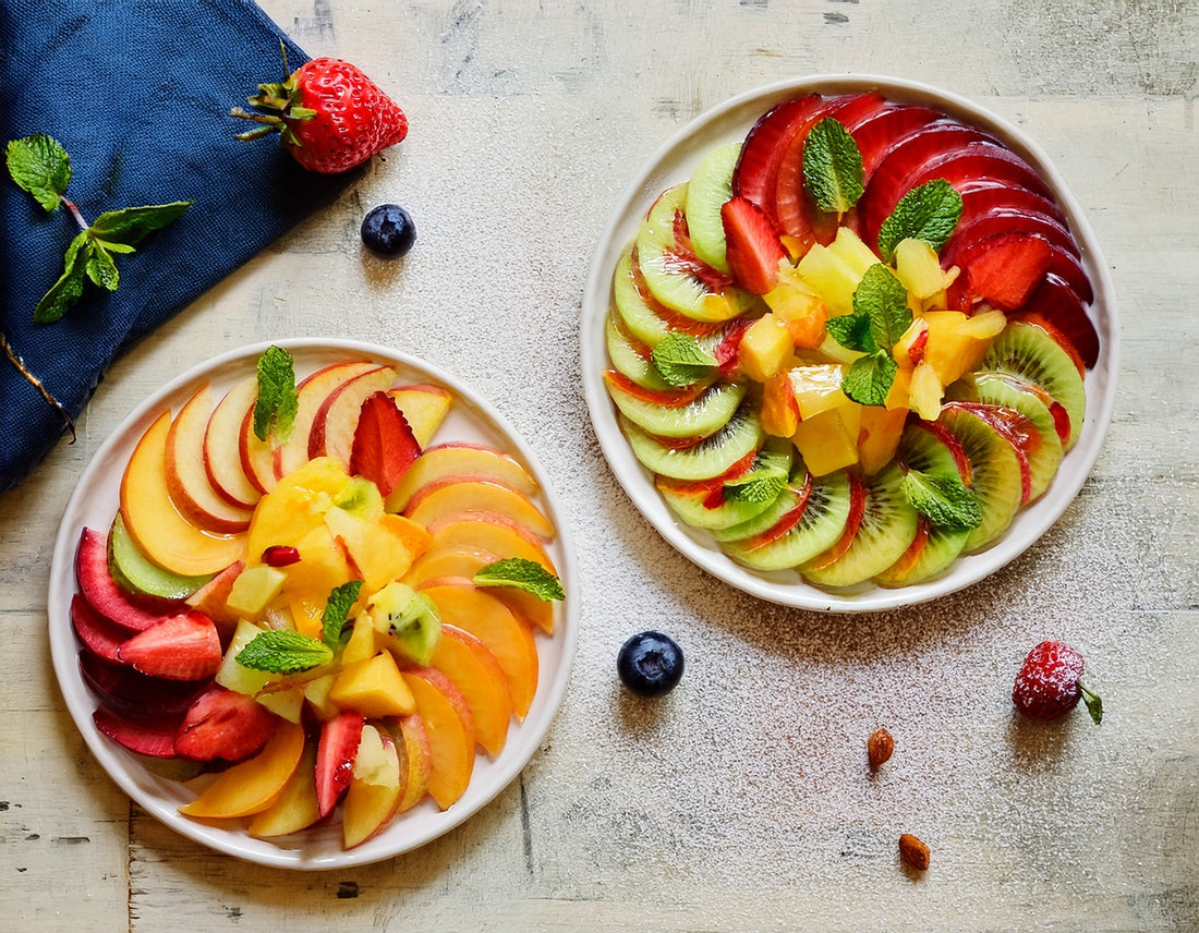 Verse fruit carpaccio met een drupje honing en pistachenoten Ⓥ