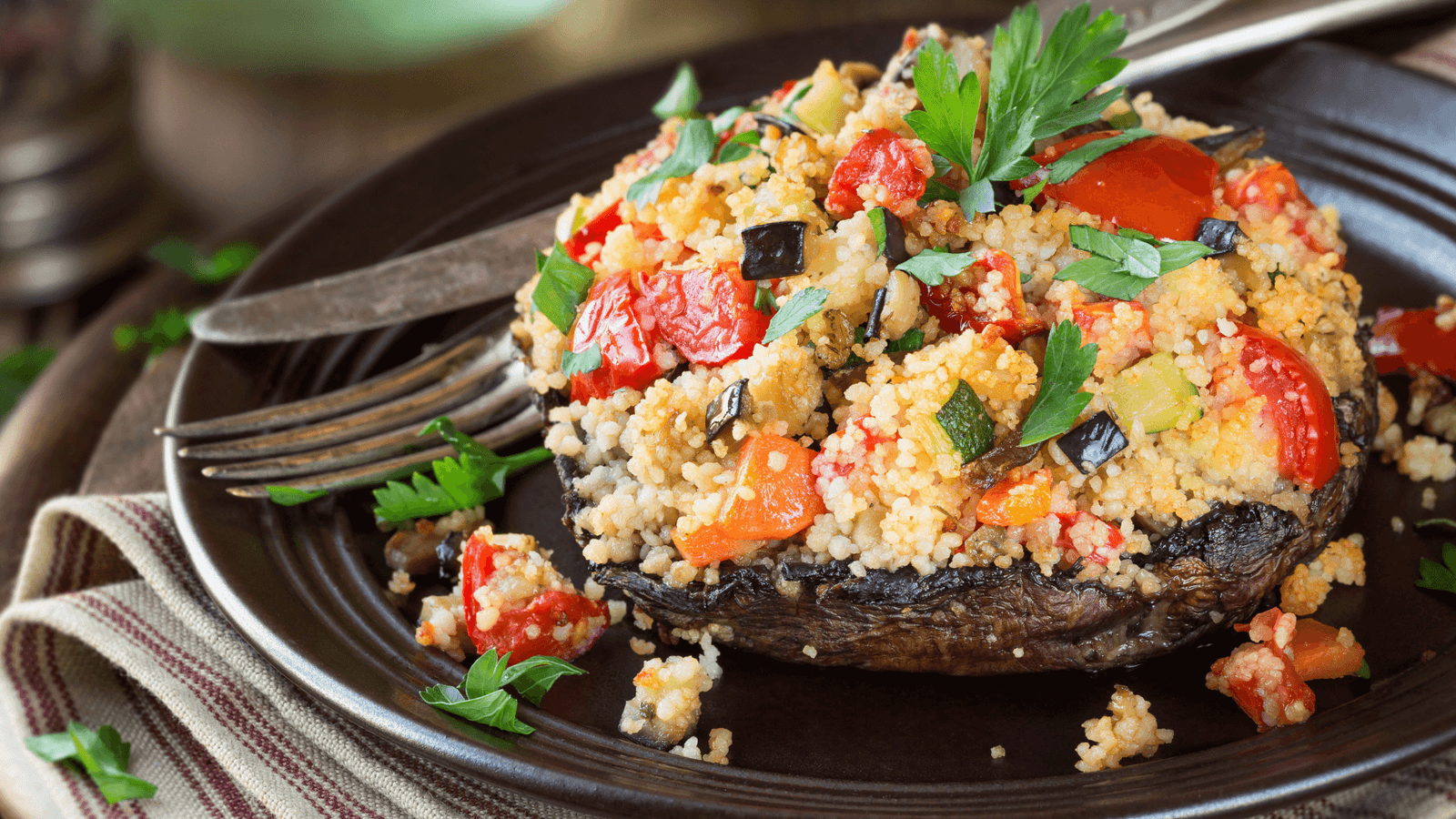 Geroosterde portobello champignons met knoflook-kruiden quinoa Ⓥ