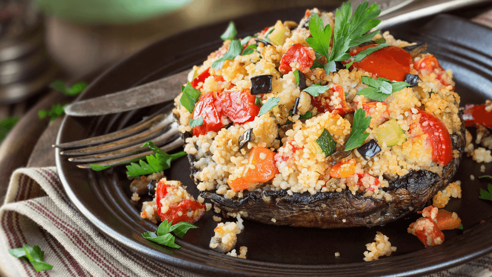 Geröstete Portobello-Pilze mit Knoblauch-Kräuter-Quinoa