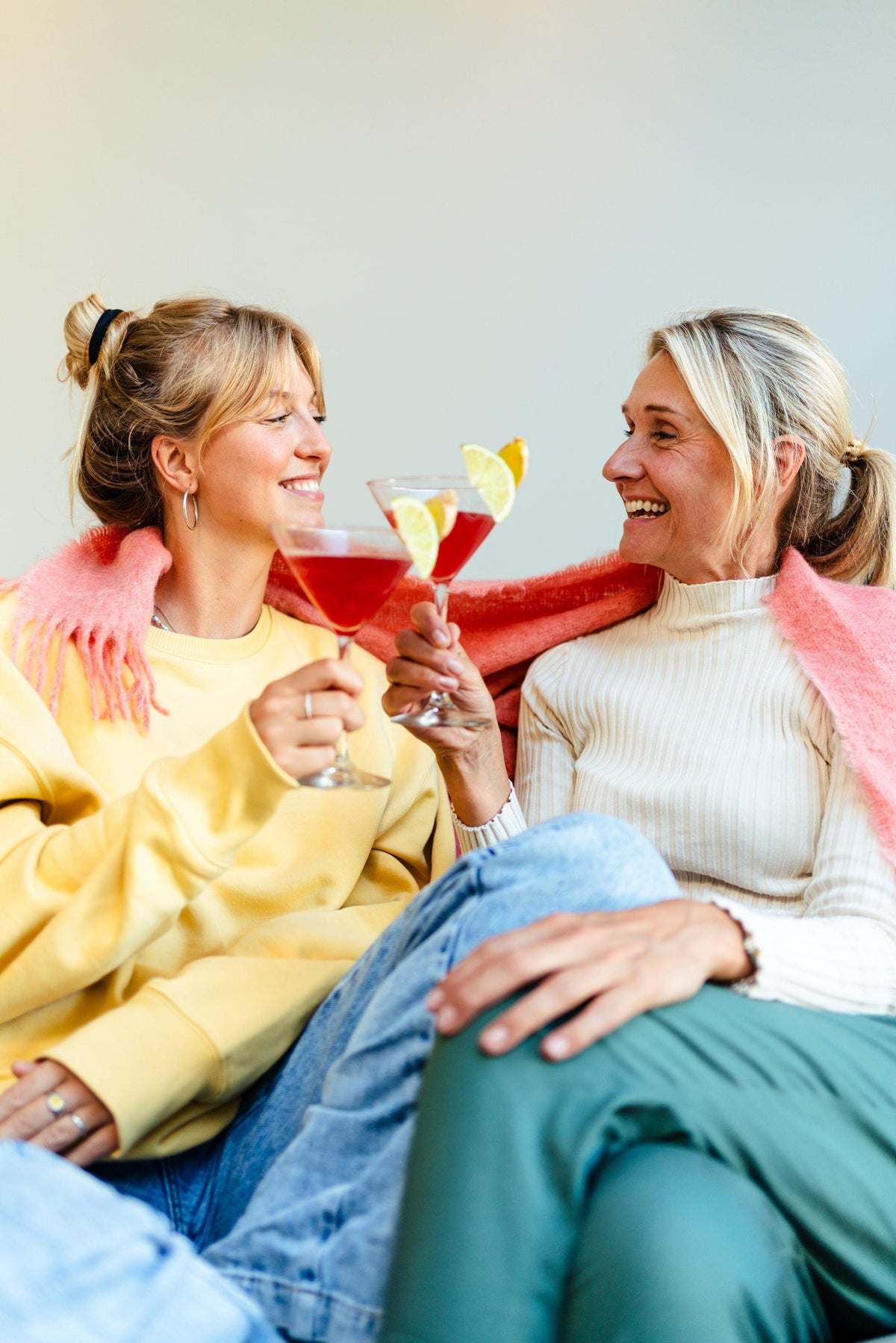 Twee vrouwen genieten samen van alcoholvrije cocktails met citroen in huiselijke sfeer | World of NIX