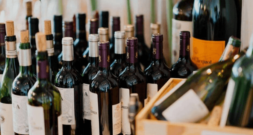 Assortiment van alcoholvrije wijnflessen in houten krat | World of NIX