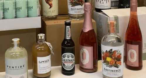 Assortiment alcoholvrije spirits, bier en wijn op tafel, diverse flessen zichtbaar | World of NIX