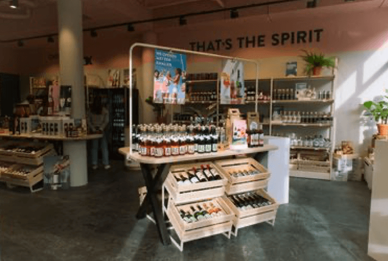 Winkelinterieur met displays vol alcoholvrije spirits, wijnen en 0.0 bieren | World of NIX