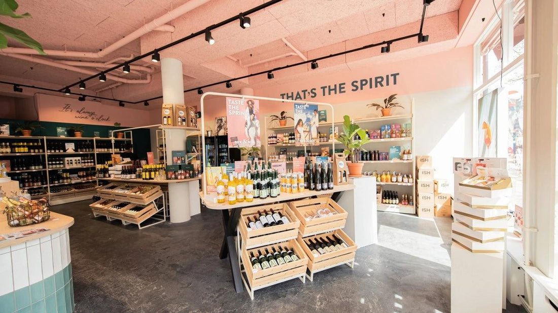 Lichte, moderne winkel met rekken vol alcoholvrije dranken en wijnen | World of NIX