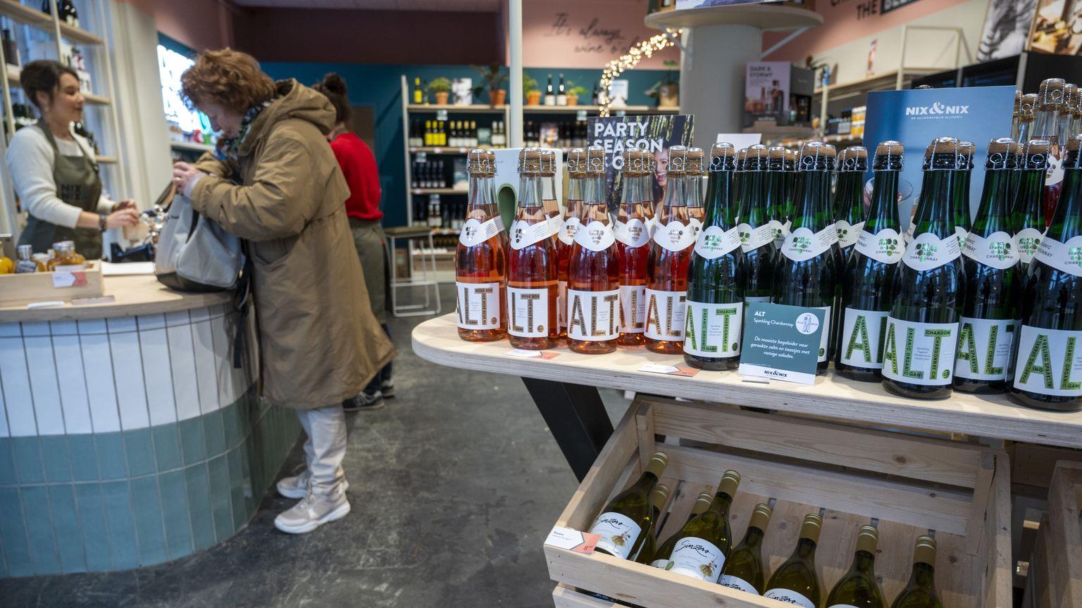 Winkelinterieur met alcoholvrije sparkling teas en ALT. flessen bij de kassa | World of NIX