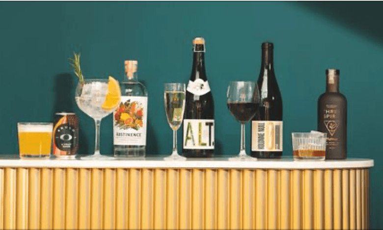 Assortiment alcoholvrije spirits, wijnen, bier en sparkling tea op bar | World of NIX