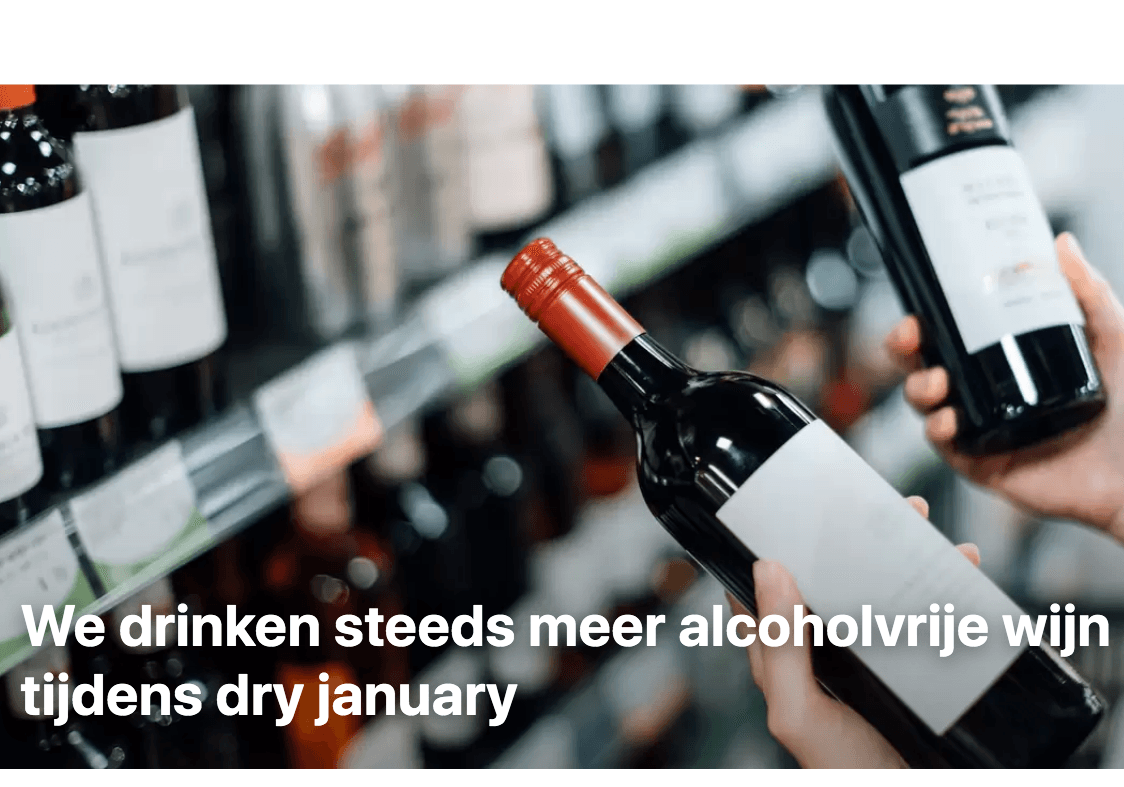 Twee handen pakken alcoholvrije wijnflessen in supermarkt, focus op alcoholvrije wijn | World of NIX