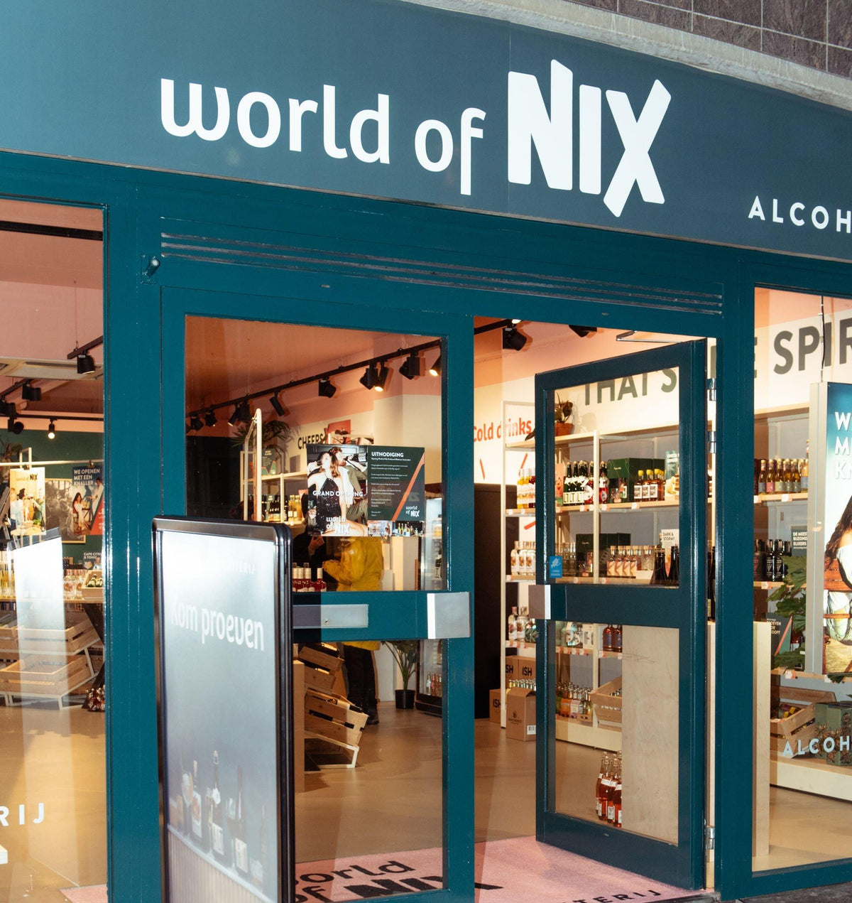 Entree van World of NIX winkel met alcoholvrije dranken en moderne etalage | World of NIX