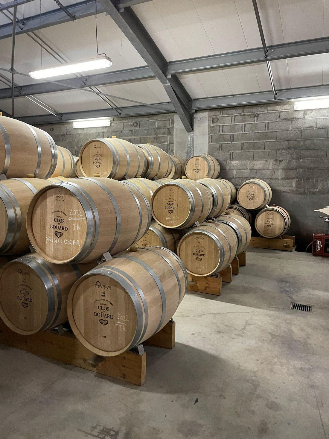 Houten wijnvaten in een moderne wijnkelder, alcoholvrije Bordeaux wijn | World of NIX