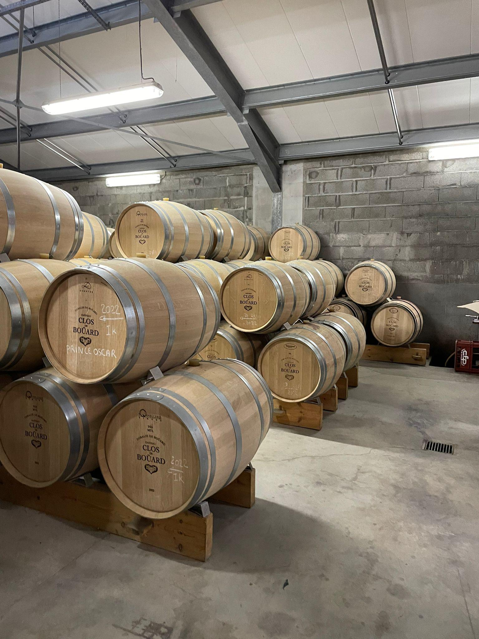 Houten wijnvaten in een moderne wijnkelder, alcoholvrije Bordeaux wijn | World of NIX
