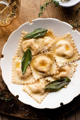 Pompoenravioli met salie en bruine boter Ⓥ