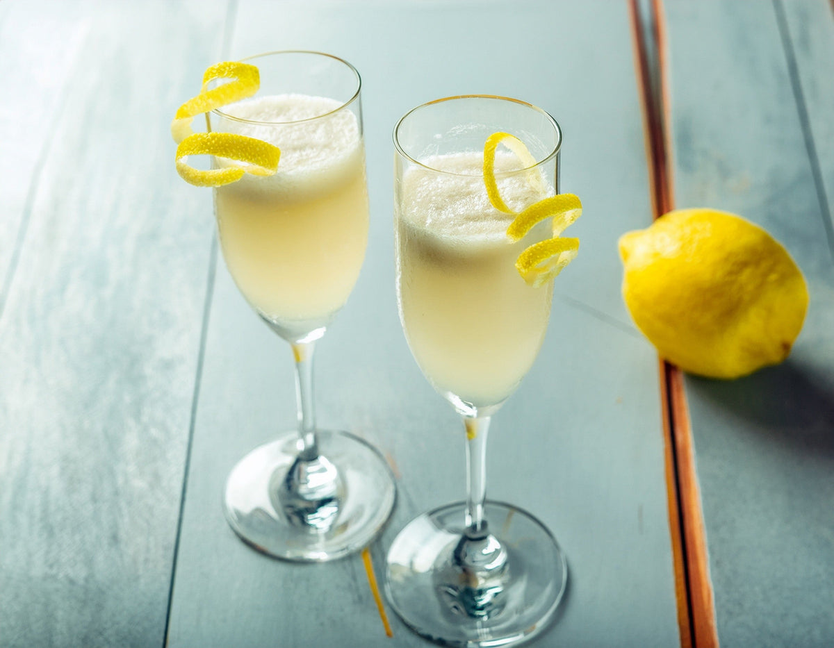 Twee glazen scroppino met citroen garnish op een tafel, frisse alcoholvrije cocktail | World of NIX
