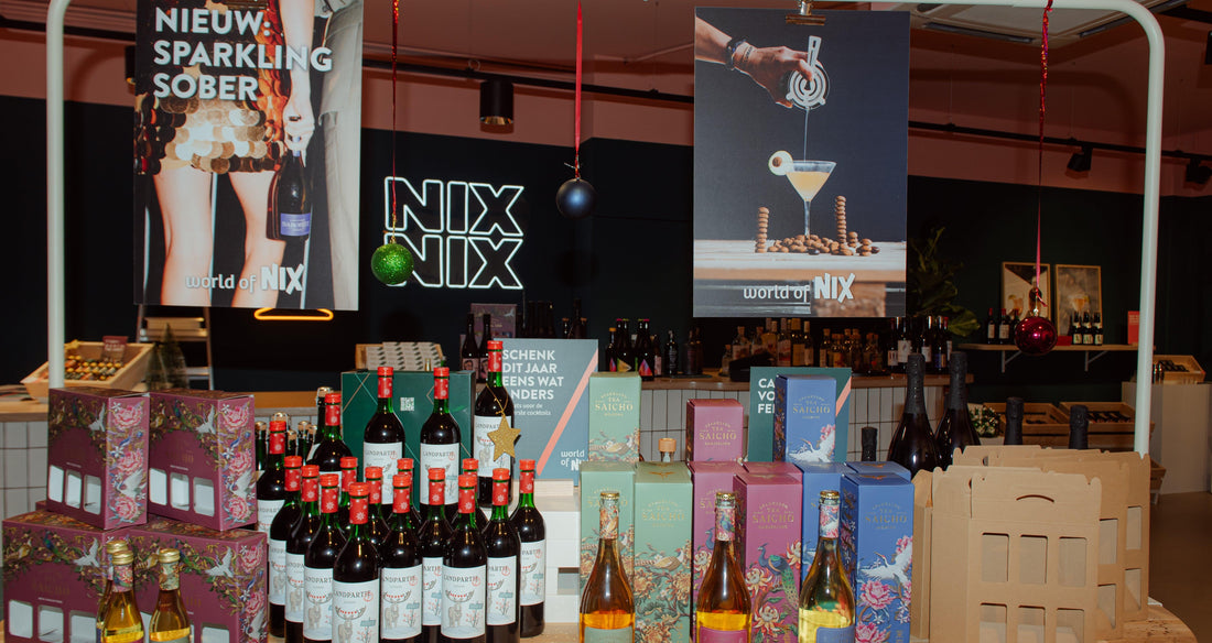 Alcoholvrije drank display met flessen, cadeauverpakkingen en World of NIX reclame in winkel | World of NIX