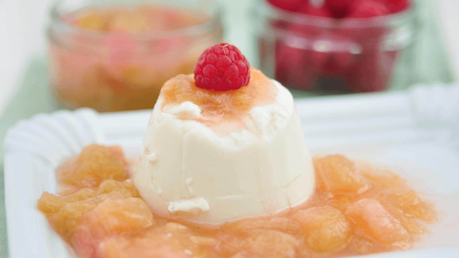 Vanille panna cotta met lychee compote