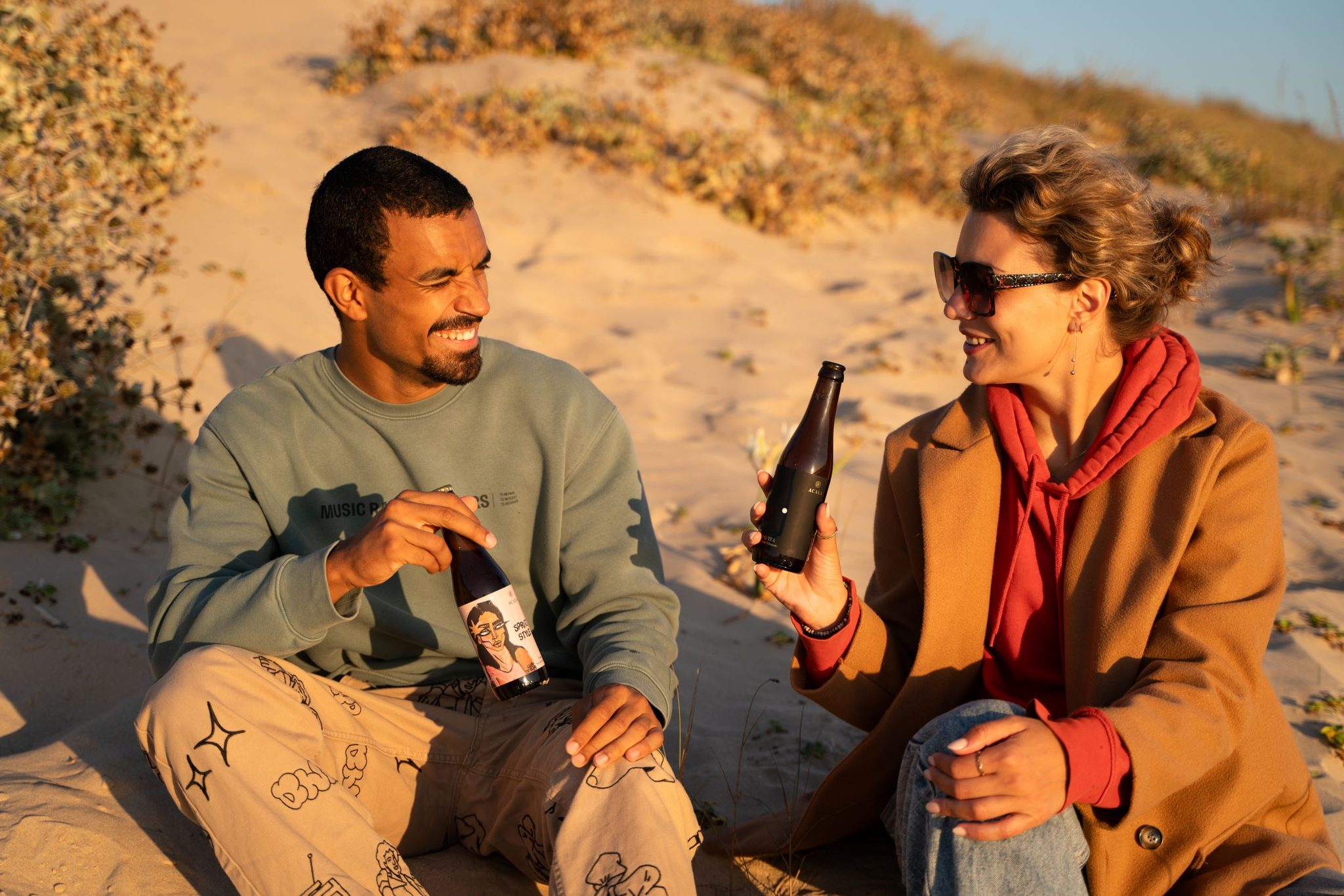 Genieten van sparkling tea van Acala op het strand