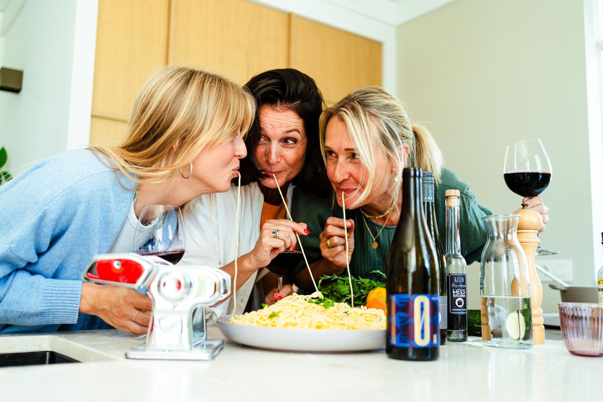 Genieten van een glas alcoholvrije rode wijn van Kolonne Null tijdens het eten