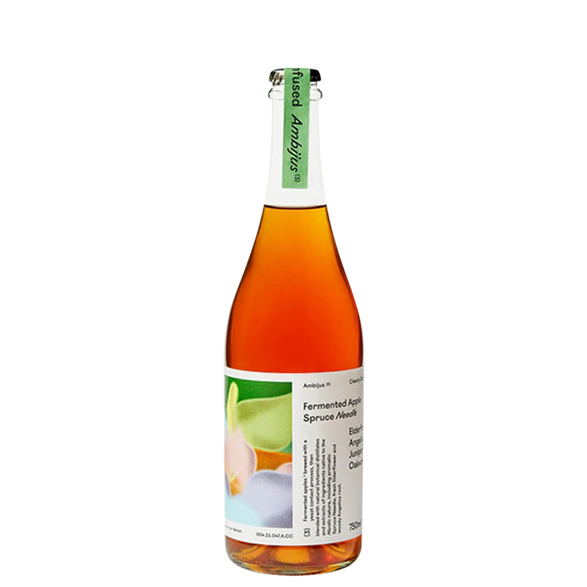 Fles Ambijus cider met een groene dop en een etiket dat overgaat van wit naar oranje, met tekst en afbeeldingen die wijzen op gefermenteerde appel en dennennaalden.