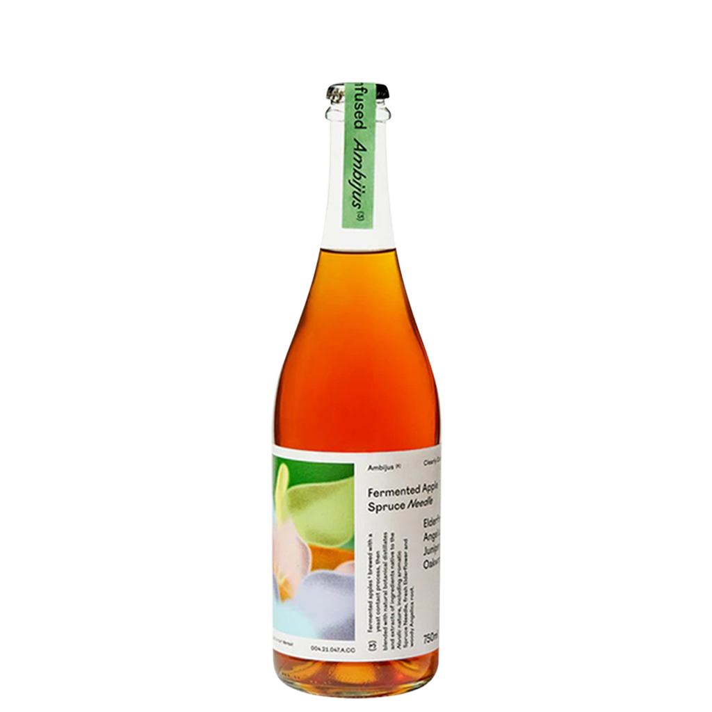 Fles Ambijus cider met een groene dop en een etiket dat overgaat van wit naar oranje, met tekst en afbeeldingen die wijzen op gefermenteerde appel en dennennaalden.