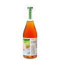Fles Ambijus cider met een groene dop en een etiket dat overgaat van wit naar oranje, met tekst en afbeeldingen die wijzen op gefermenteerde appel en dennennaalden.