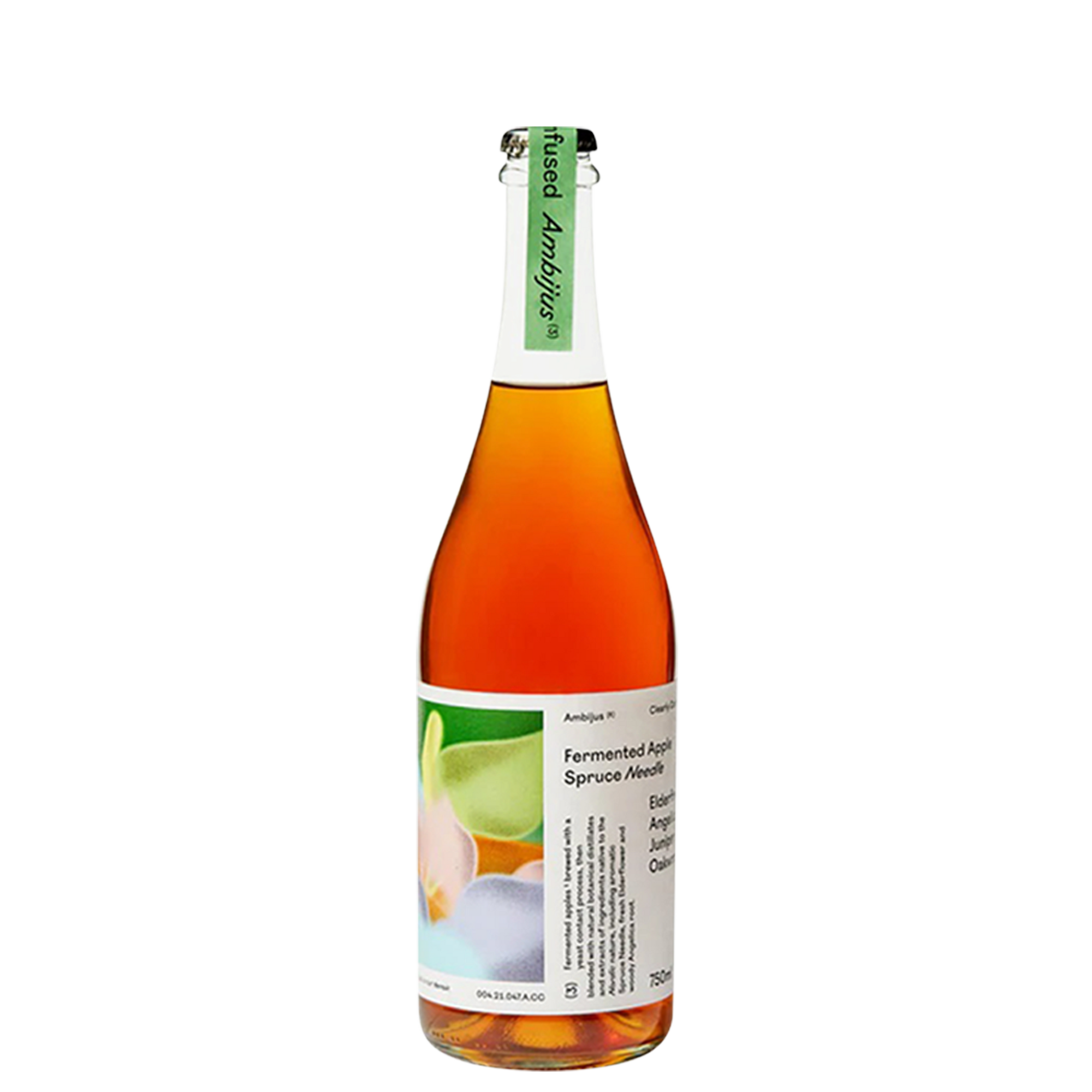 Fles Ambijus cider met een groene dop en een etiket dat overgaat van wit naar oranje, met tekst en afbeeldingen die wijzen op gefermenteerde appel en dennennaalden.