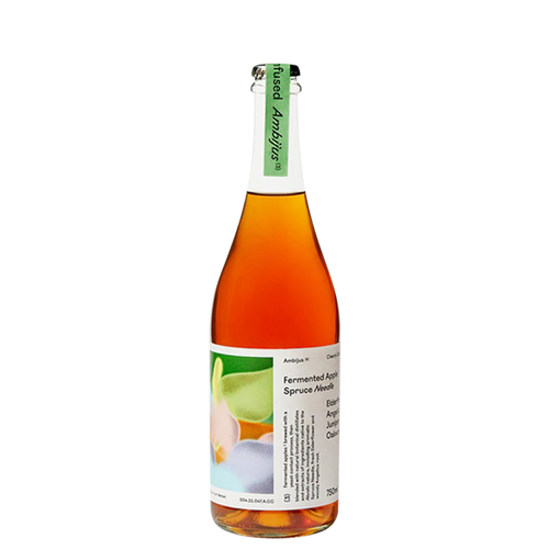 Eine Flasche Ambijus-Cider mit einem grünen Kronkorken und einem Etikett mit Farbverlauf von Weiß nach Orange, mit Text und Abbildungen, die auf fermentierten Apfel und Kiefernnadeln hinweisen.