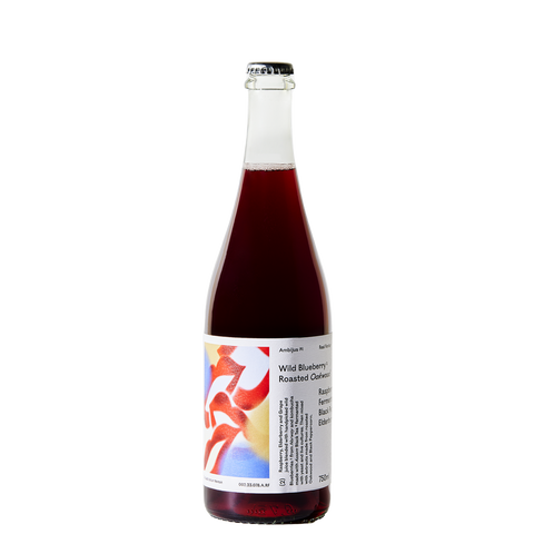 Een fles Ambijus cider met donkerrode vloeistof, wit etiket met abstracte rode en oranje vormen, met de tekst Wild Ferment - Clearly Confused zichtbaar op het etiket.