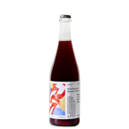 Een fles Ambijus cider met donkerrode vloeistof, wit etiket met abstracte rode en oranje vormen, met de tekst Wild Ferment - Clearly Confused zichtbaar op het etiket.