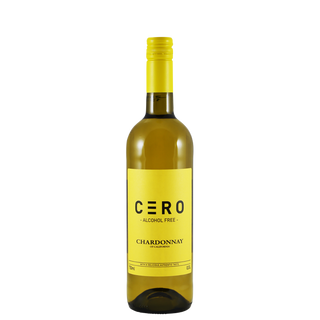 Een rechtopstaande fles CÈRO Alcoholvrije Chardonnay met een eenvoudig, modern etiket met zwarte en gouden kleuren op een witte achtergrond.