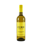 Een rechtopstaande fles CÈRO Alcoholvrije Chardonnay met een eenvoudig, modern etiket met zwarte en gouden kleuren op een witte achtergrond.