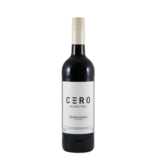 Een rechtopstaande fles CÈRO Alcohol-Free Zinfandel met een strak zwart-wit etiket op een eenvoudige witte achtergrond.