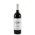 Een rechtopstaande fles CÈRO Alcohol-Free Zinfandel met een strak zwart-wit etiket op een eenvoudige witte achtergrond.