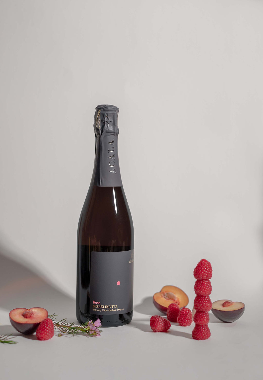 Fles Acala Rose Sparkling Tea met verse frambozen en pruimen, alcoholvrije drank World of Nix