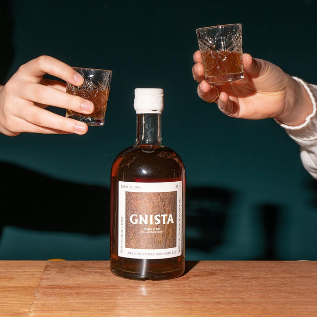Proosten met alcoholvrije whisky van Gnista Barreled Oak