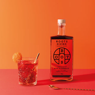 De alcoholvrije fles van Roots Divino met een bijpassende cocktail