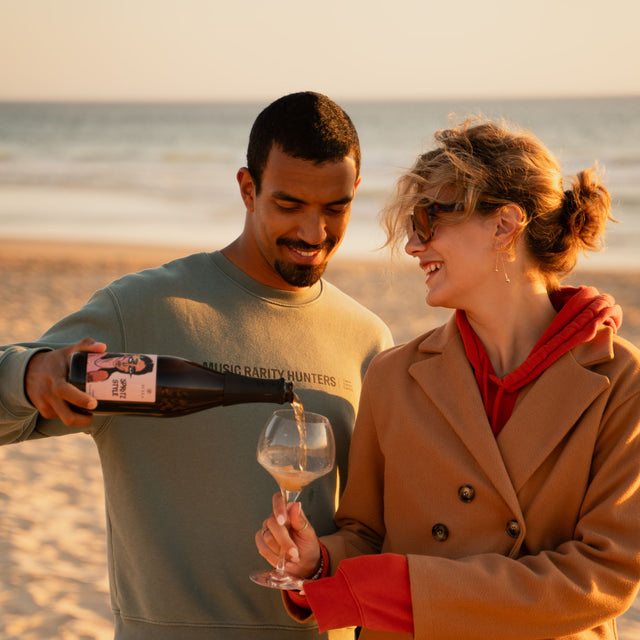 Sparkling tea van Acala drinken op het strand