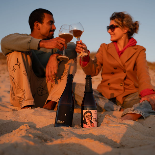 Genieten van sparkling teas van Acala op het strand