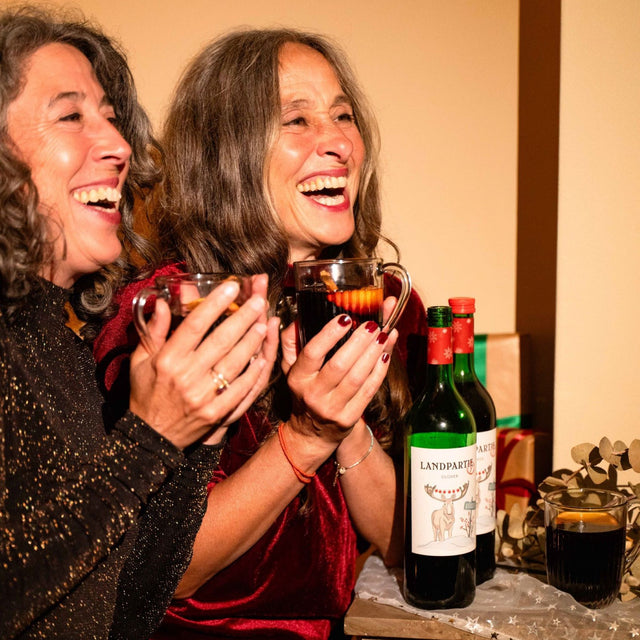 Genieten van een warm glas alcoholvrije glühwein van Landpartie