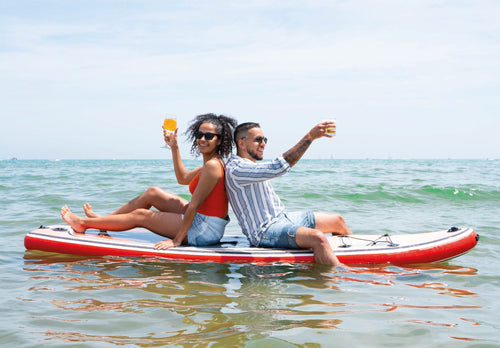 Twee mensen op paddleboard genieten van alcoholvrije drank, zomer, World of NIX, zeezicht