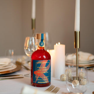De fles Rebels 0.0% Dolce Spritz op een mooi gedekte tafel klaar om gedronken te worden tijdens het diner.