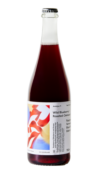 Een fles Ambijus cider met donkerrode vloeistof, wit etiket met abstracte rode en oranje vormen, met de tekst 'Wild Ferment - Clearly Confused' zichtbaar op het etiket.