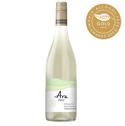 Een fles Ara Zero Alcoholvrije Sauvignon Blanc wijn met een lichtgroen etiket en gouden bekroning die een award aanduidt, tegen een witte achtergrond.