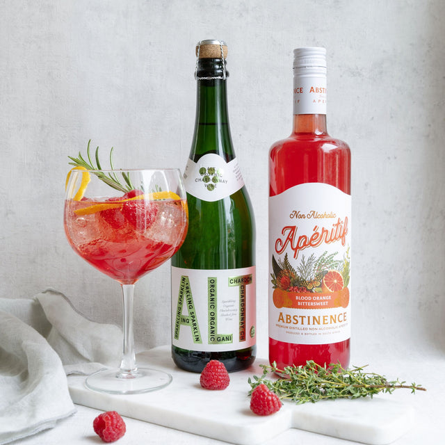 Alcoholvrije spritz gemaakt met Abstinence Blood Orange en ALT