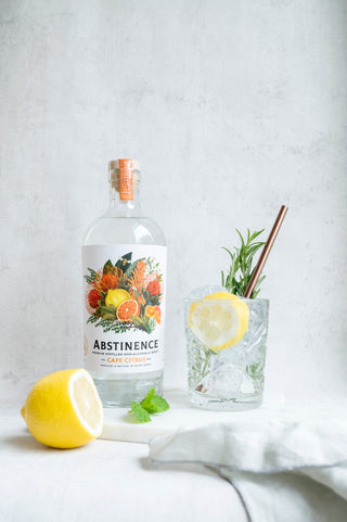 Alcoholvrije gin met citrusvruchten zoals limoen en grapefruit