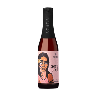 Fles Acala Spritz Style met een artistiek etiket, tegen een witte achtergrond.