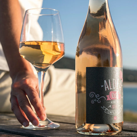 Aldea alcoholvrije rosé Tempranillo wijn in de zonneschijn.