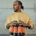 Lewis Hamilton met zijn alcoholvrije tequila almave 
