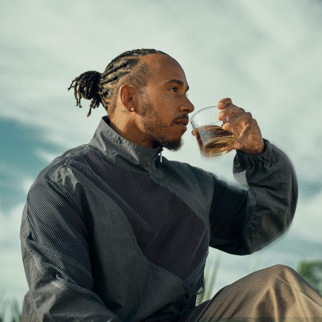 Lewis Hamilton geniet van de alcoholvrije tequila Almave 