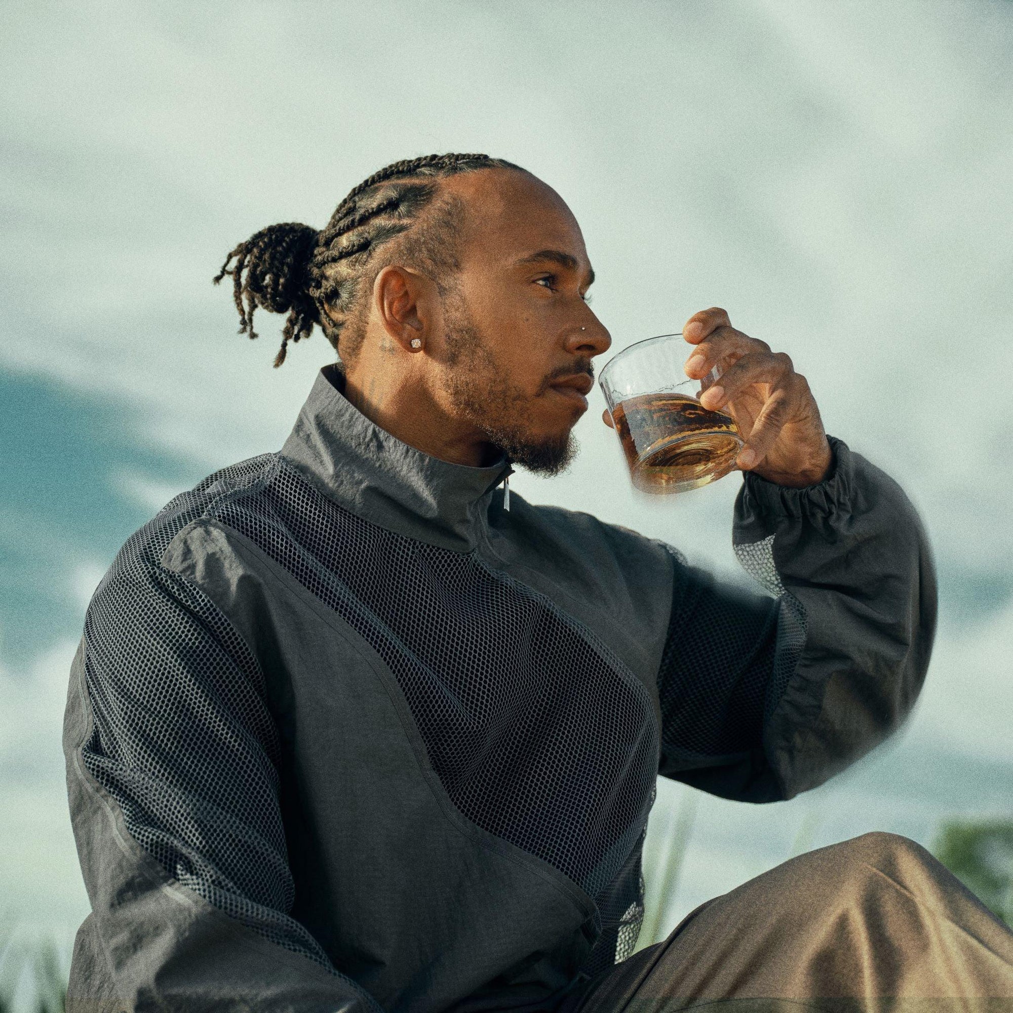Lewis Hamilton geniet van de alcoholvrije tequila Almave 