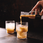 Gemberdrank van G'nger wordt ingeschonken 